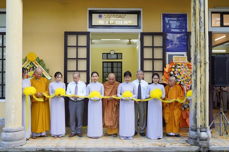 Cắt băng khánh thành Trung tâm Lưu trữ và Nghiên cứu tại Cơ sở I - Học viện Phật giáo VN tại Huế (chùa Hồng Đức, phường Thủy Xuân, Huế)