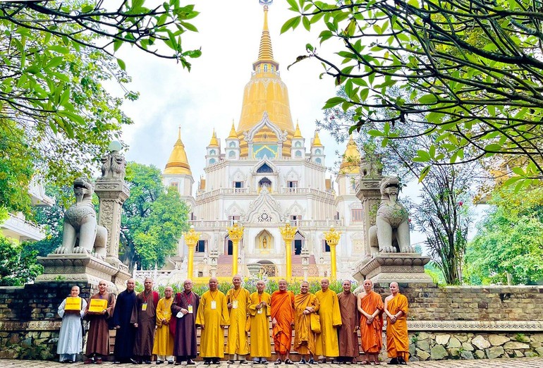 Đoàn chụp ảnh lưu niệm tại chùa Bửu Long
