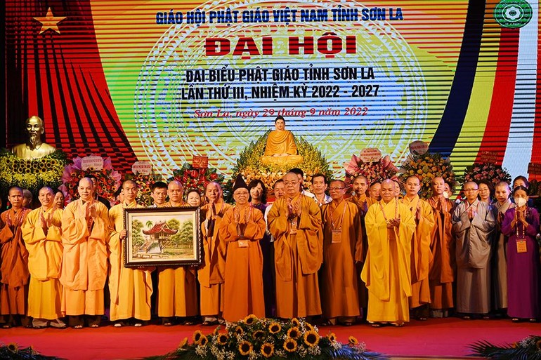 Hòa thượng Thích Thanh Nhiễu tặng quà chúc mừng tân Ban Trị sự GHPGVN tỉnh Sơn La, nhiệm kỳ 2022-2027