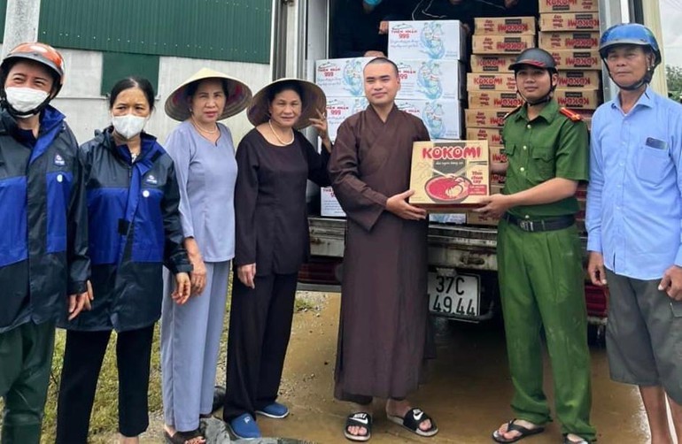 Chư Tăng, Phật tử chùa An Thái thông qua chính quyền xã hỗ trợ nhu yếu phẩm đến hộ dân xã Quỳnh Diện