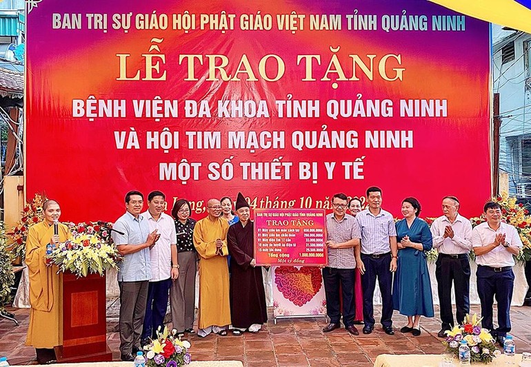 Ban Trị sự GHPGVN tỉnh Quảng Ninh trao bảng tượng trưng các thiết bị y tế hỗ trợ Bệnh viện Đa khoa tỉnh và Hội tim mạch Quảng Ninh