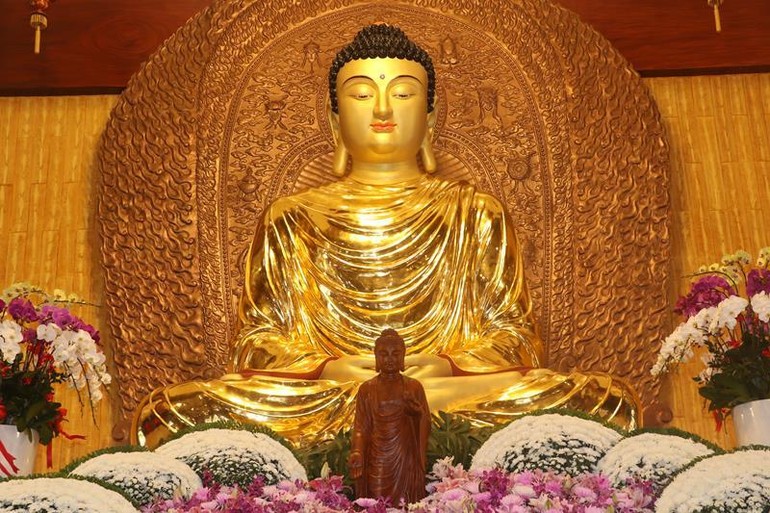 Tôn tượng Đức Phật Thích Ca được an vị tại chánh điện chùa Hoa Lâm