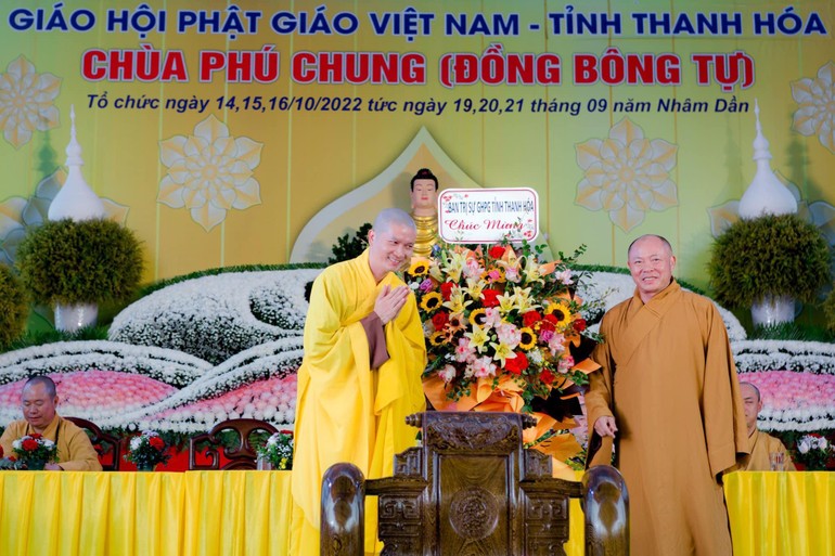 Ban Trị sự GHPGVN tỉnh Thanh Hóa tặng hoa chúc mừng Đại đức Thích Nguyên Khanh, tân trụ trì chùa Phú Chung