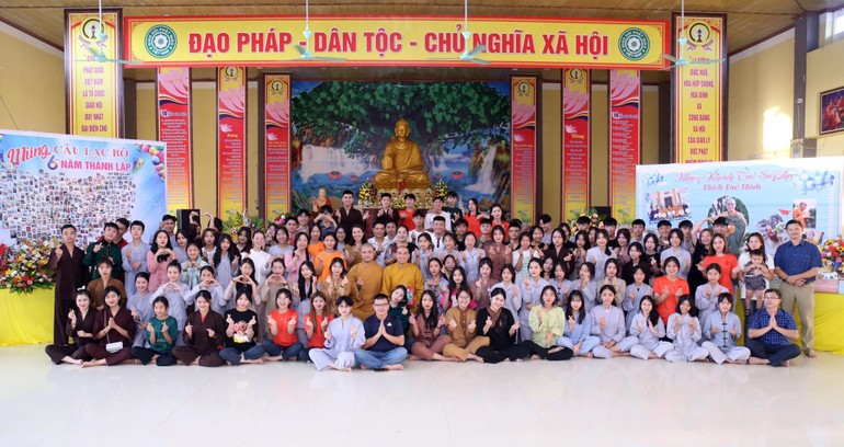 Các thành viên Câu lạc bộ Thanh niên Phật tử chùa Chí Linh chụp ảnh lưu niệm 