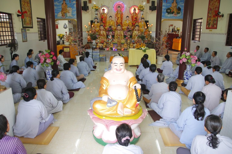 Hơn 70 Phật tử về tham dự khóa tu "Niệm Phật một ngày"