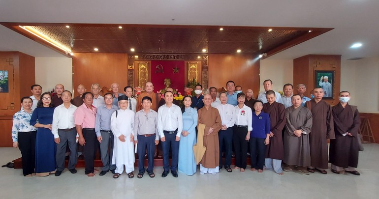 Lãnh đạo quận Tân Bình chụp ảnh lưu niệm cùng đại biểu các dân tộc, tôn giáo trên địa bàn