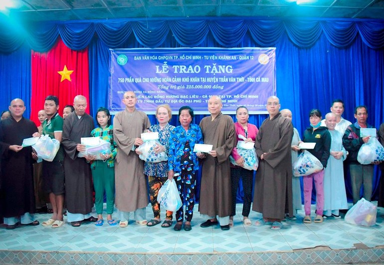 Chư Tăng Ni trao quà tại huyện Trần Văn Thời, tỉnh Cà Mau