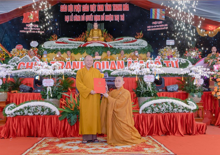 Thượng tọa Thích Tâm Định trao quyết định bổ nhiệm trụ trì chùa Tranh đến Đại đức Thích Nguyên Sáng
