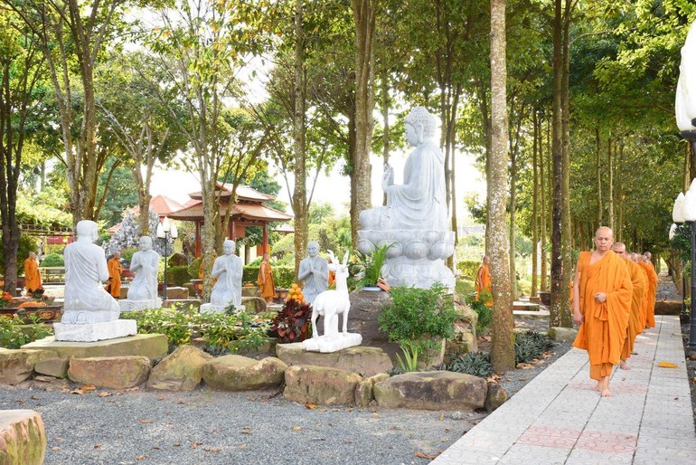 Thiền hành trong khuôn viên tịnh xá Trúc Lâm