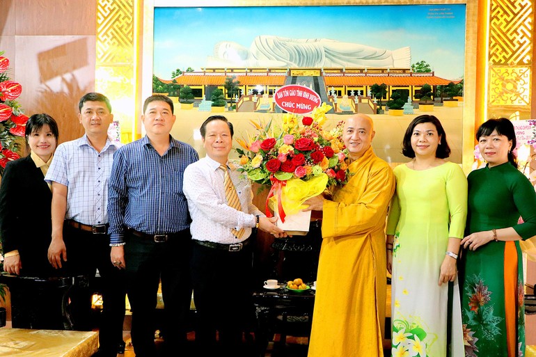 Ban Tôn giáo tỉnh Bình Dương tặng hoa chúc mừng đến Hòa thượng Thích Huệ Thông