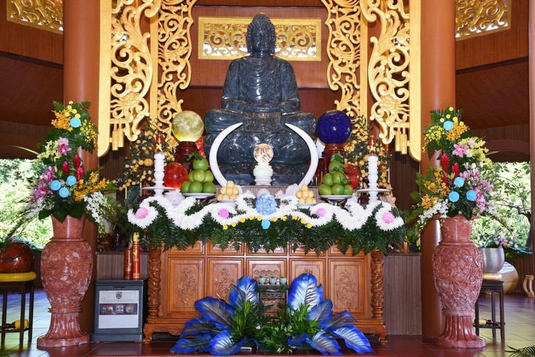 Tôn tượng Đức Phật Bổn Sư được an vị tại chánh điện tịnh xá Ngọc Xuân