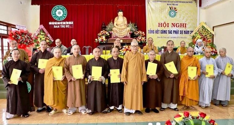 Hòa thượng Thích Châu Quang, Trưởng ban Trị sự GHPGVN tỉnh Đắk Lắk trao quyết định bổ sung nhân sự Ban Trị sự Phật giáo TP