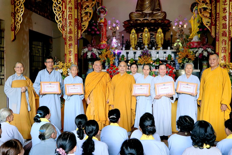 Trao Bằng công đức cho các Phật tử có những đóng góp trong công tác Phật sự tại chùa Minh Thạnh