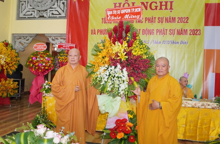 Hòa thượng Thích Lệ Trang trao tặng lẵng hoa chúc mừng đến Phật giáo quận Tân Phú