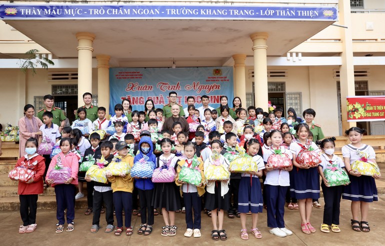 Trao quà Tết đến các em học sinh Trường Tiểu học Y Ngông (buôn Kdro 2, xã Cư Né, huyện Krông Búk, Đắk Lắk)