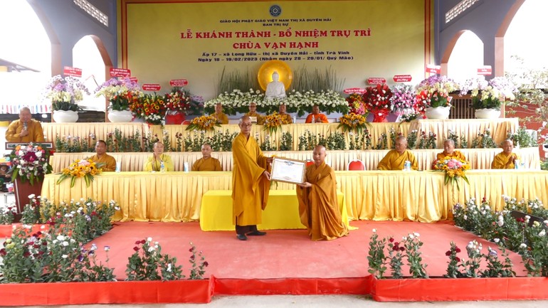 Đại diện Ban Trị sự GHPGVN tỉnh Trà Vinh trao quyết định bổ nhiệm trụ trì chùa Vạn Hạnh đến Đại đức Thích Như Quang 