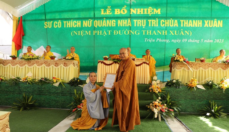 Thượng tọa Thích Quảng Thiện trao quyết định bổ nhiệm trụ trì chùa Thanh Xuân đến Sư cô Thích nữ Quảng Nhã