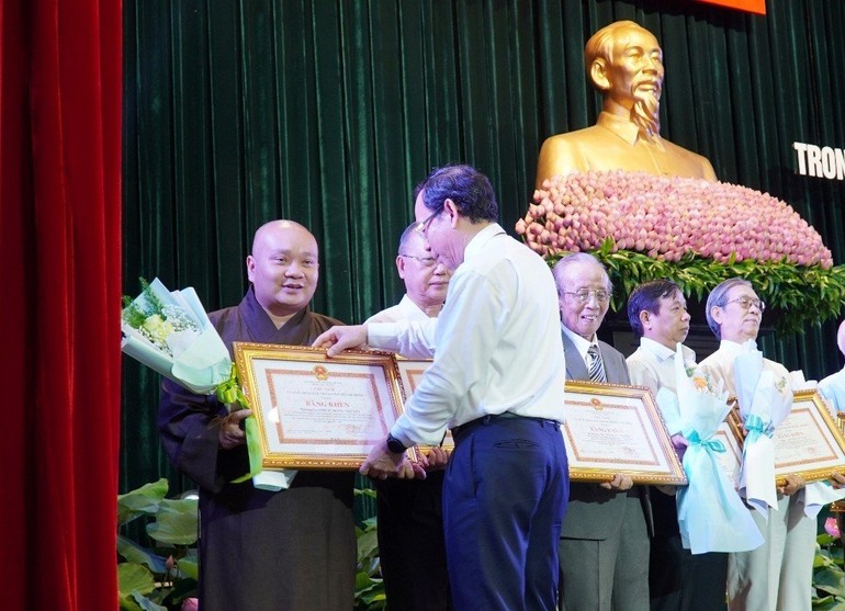 Ông Nguyễn Văn Nên trao Bằng khen của Chủ tịch UBND TP.HCM đến Thượng tọa Thích Trung Nguyện