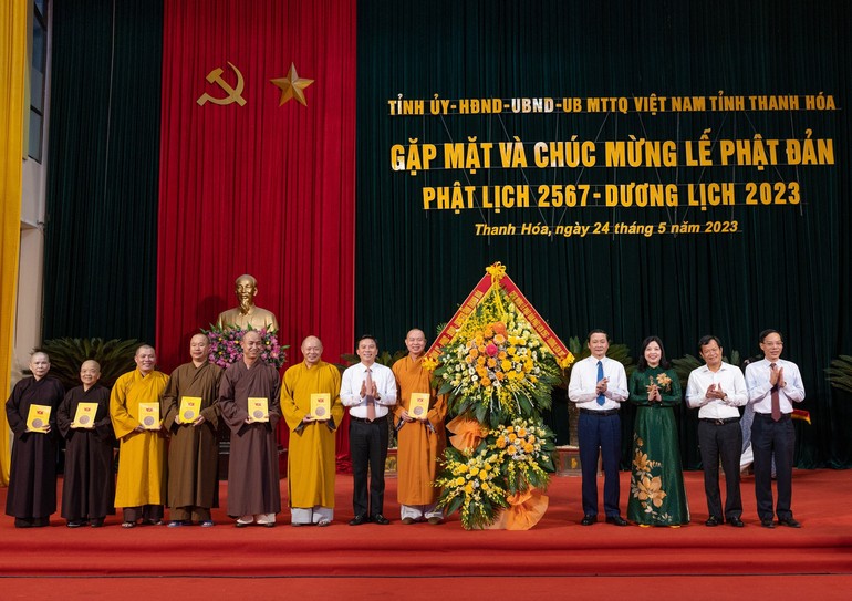 Tặng hoa chúc mừng đến Ban Trị sự GHPGVN tỉnh Thanh Hóa