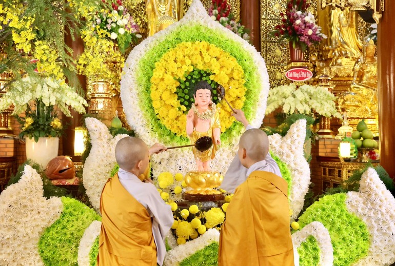 Chư Ni chùa Thiên Quang cử hành nghi thức Tắm Phật truyền thống