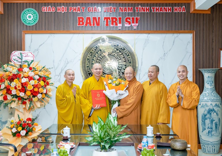 Lãnh đạo Ban Trị sự GHPGVN tỉnh Thanh Hóa trao quyết định và tặng hoa chúc mừng đến Thượng tọa tân trụ trì chùa Khoang