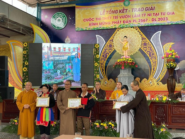 Ban Tổ chức trao giải thưởng đến các gia đình Phật tử
