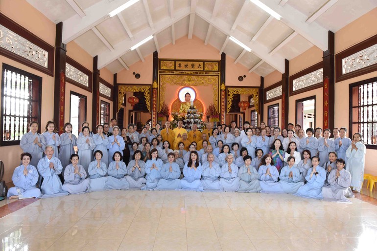 Chụp ảnh lưu niệm tại trường hạ chùa Thiên Khánh