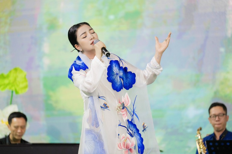Ca sĩ Phạm Thu Hà biểu diễn trong đêm nhạc “Em hồn nhiên rồi em sẽ bình minh”