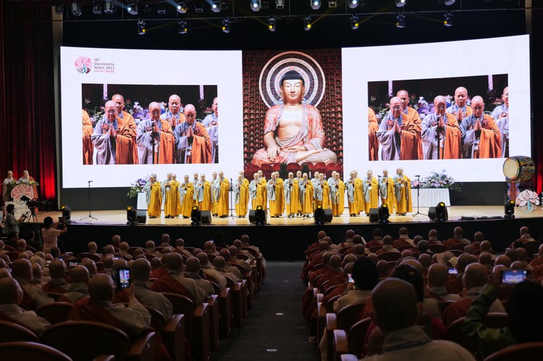 Đoàn Ni giới Việt Nam tụng kinh trong lễ khai mạc Hội nghị Sakyadhita lần thứ 18 tại thủ đô Seoul, Hàn Quốc