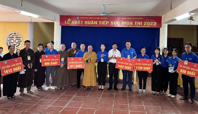 Đại diện Ban Trị sự GHPGVN tỉnh Tuyên Quang trao các bảng tượng trưng những suất cơm miễn phí sẽ hỗ trợ cho các điểm thi tại huyện, TP