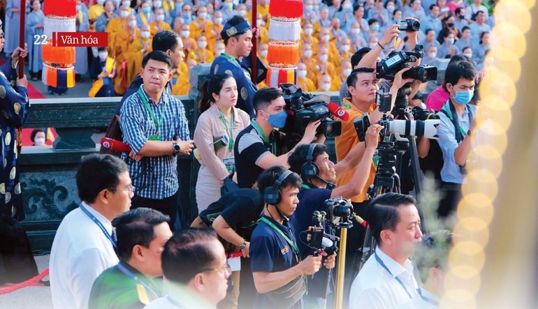 Báo chí tác nghiệp đưa tin về Đại lễ Phật đản PL. 2567 tại Việt Nam Quốc Tự, TP.HCM - Ảnh: Ban TTTT GHPGVN TP.HCM