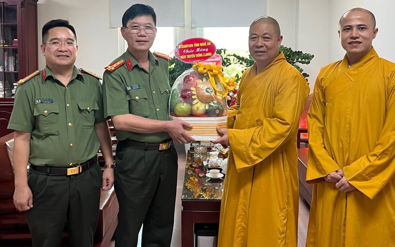 Đại tá Lê Văn Thái, Phó Giám đốc Công an tỉnh Nghệ An nhận quà chúc mừng từ Ban Trị sự GHPGVN tỉnh Nghệ An