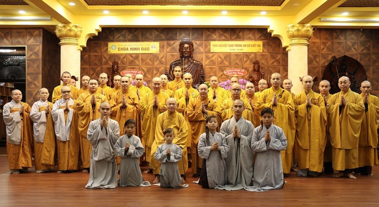 Đoàn thăm, cúng dường, chụp hình lưu niệm tại trường hạ chùa Minh Đạo