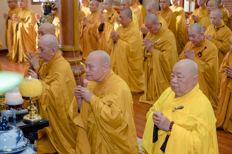 Hòa thượng Thích Thiện Nhơn cùng chư tôn giáo phẩm niêm hương bạch Phật cử hành lễ Bố-tát