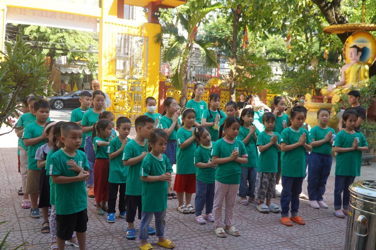 Các thiếu nhi độ tuổi từ 6-11 về chùa Tam Bảo tham gia khóa tu