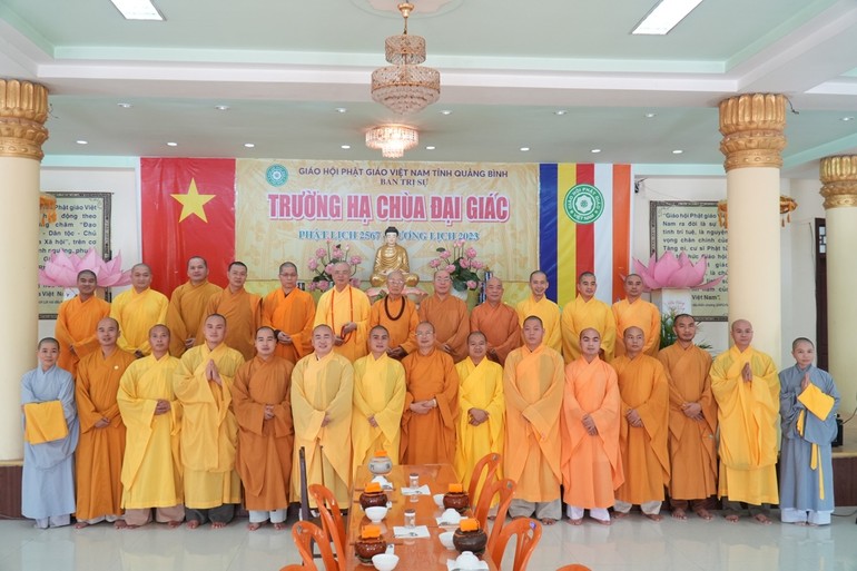 Đoàn chụp ảnh lưu niệm tại trường hạ chùa Đại Giác (Quảng Bình)