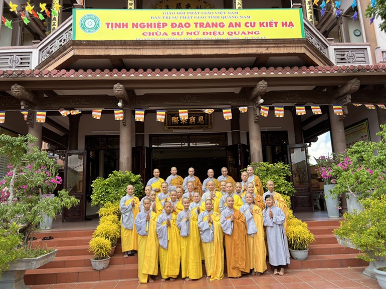 Đoàn chụp hình lưu niệm tại trường hạ chùa Sư Nữ Diệu Quang (TP.Tam Kỳ)
