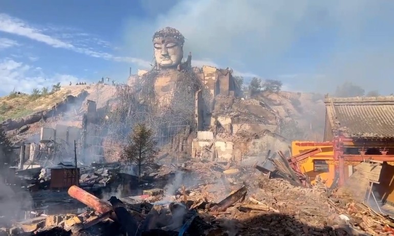 Bức tượng Sơn Đan Đại Phật còn nguyên vẹn sau trận hỏa hoạn thiêu rụi nhiều công trình - Ảnh: UDN