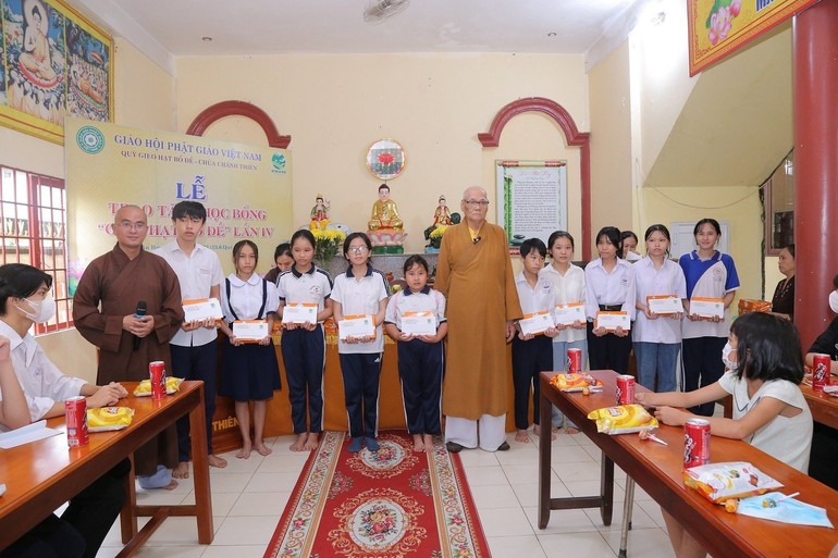 30 em học sinh có hoàn cảnh khó khăn được nhận học bổng từ Quỹ "Gieo hạt Bồ-đề" của chùa Chánh Thiên