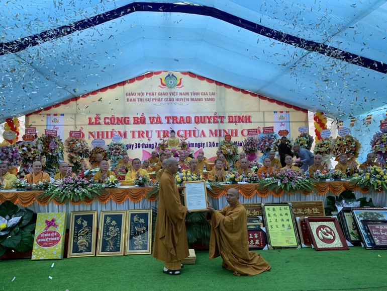 Hòa thượng Thích Từ Vân, Trưởng ban Trị sự GHPGVN tỉnh Gia Lai trao quyết định bổ nhiệm trụ trì chùa Minh Châu đến Thượng tọa Thích Đức Tiến