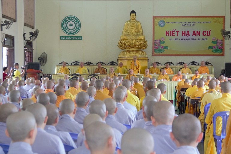 Chư Tăng Ni tập trung tạ hội trường chùa Từ Đàm sinh hoạt mỗi kỳ Bố-tát