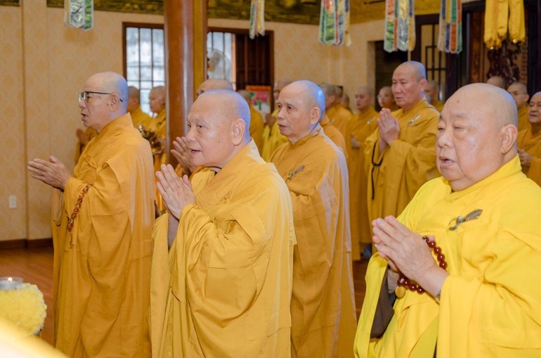Hòa thượng Chủ tịch Hội đồng Trị sự GHPGVN cùng chư tôn đức tham dự lễ Bố-tát tại hạ trường chùa Minh Đạo