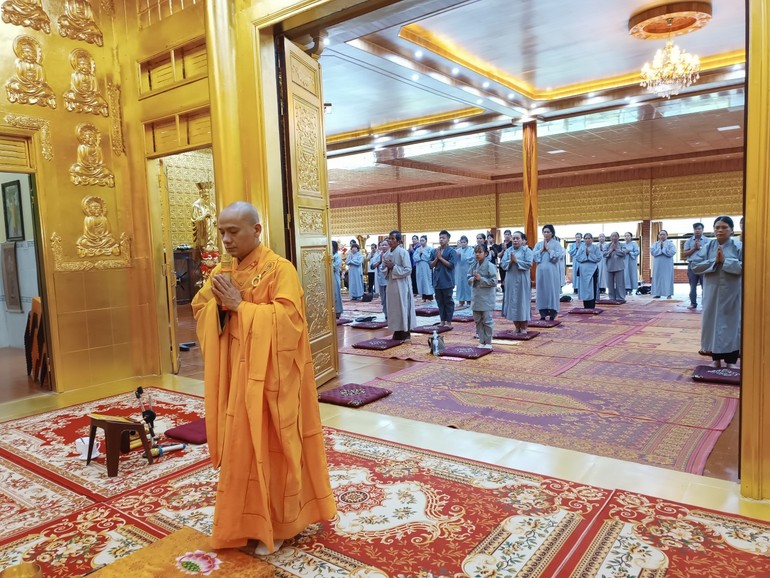 Đại đức Thích Đồng Giải, trụ trì chùa Vạn Phật hướng dẫn khóa tu "Một ngày an lạc" với chủ đề "Phước huệ song tu" dành cho các Phật tử