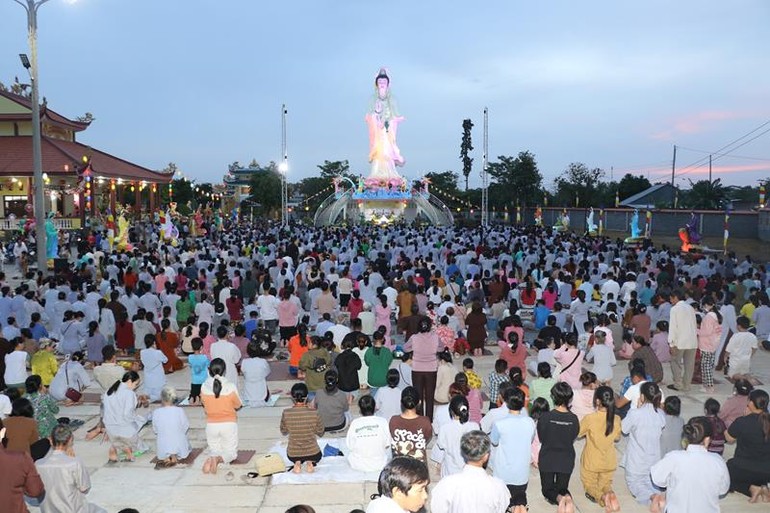Hơn 1.500 người về chùa Kim Quang chiêm bái, đảnh lễ ngũ bách danh nhân ngày vía Bồ-tát Quán Thế Âm