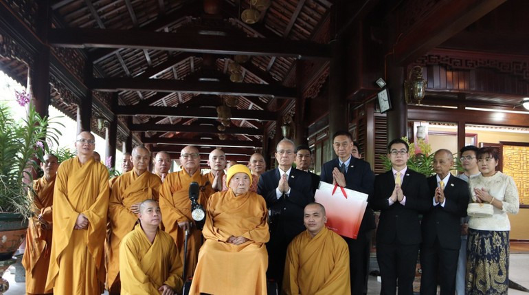 Phái đoàn Hội Liên hữu Phật giáo Thế giới chụp ảnh lưu niệm cùng Thiền sư Thích Thanh Từ trước trượng thất của ngài