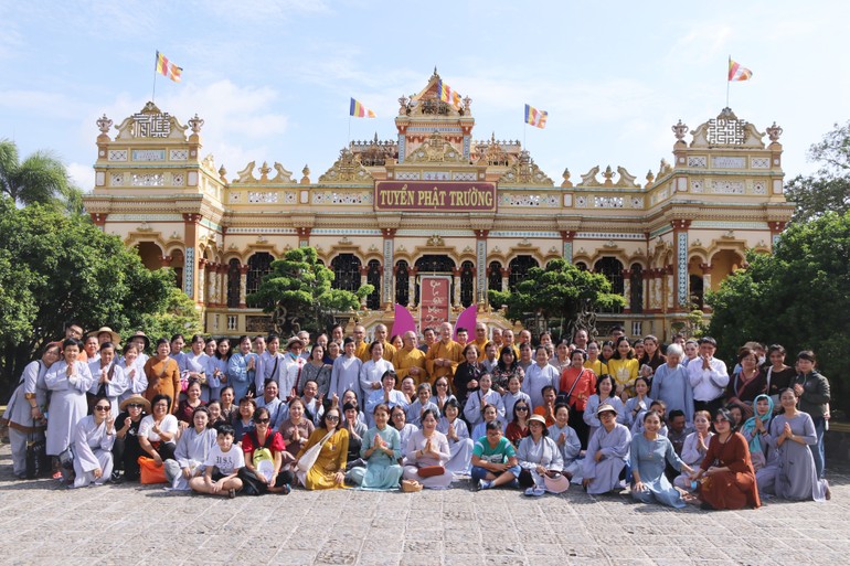 Đoàn chụp ảnh lưu niệm cùng chư tôn đức tại chùa Vĩnh Tràng (Tiền Giang)