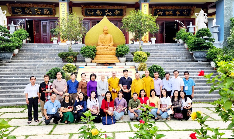 Đoàn chụp hình lưu niệm trước chính điện chùa Diệc (TP.Vinh, Nghệ An)