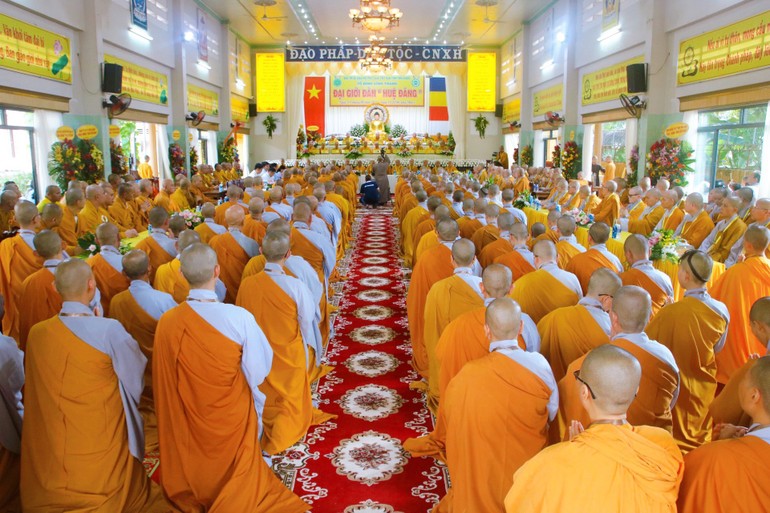 Quang cảnh lễ bế mạc Đại giới đàn Huệ Đăng Phật lịch 2567 tại tổ đình Vĩnh Tràng vào sáng nay, 9-8
