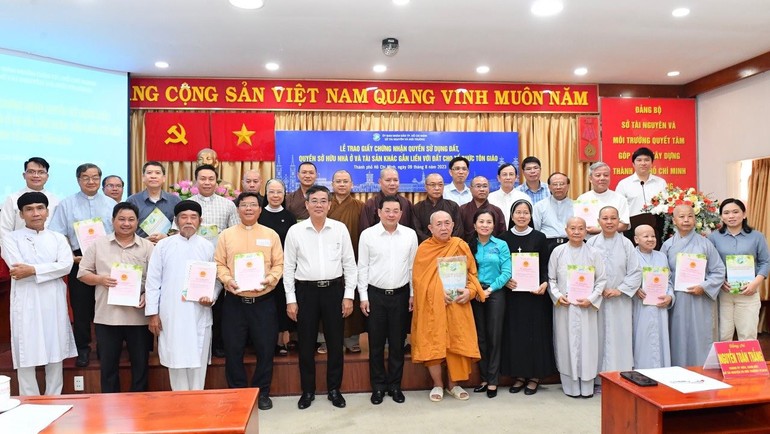 Sở Tài nguyên & Môi trường TP.HCM trao Giấy chứng nhận quyền sử dụng đất cho 30 tổ chức tôn giáo vào chiều 9-8
