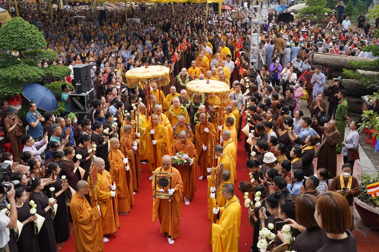 Tăng Ni, Phật tử cung đón Đức Pháp chủ và chư tôn đức giáo phẩm GHPGVN quang lâm thăm Phật giáo tỉnh Thái Nguyên - Ảnh: Bảo Trinh/BGN
